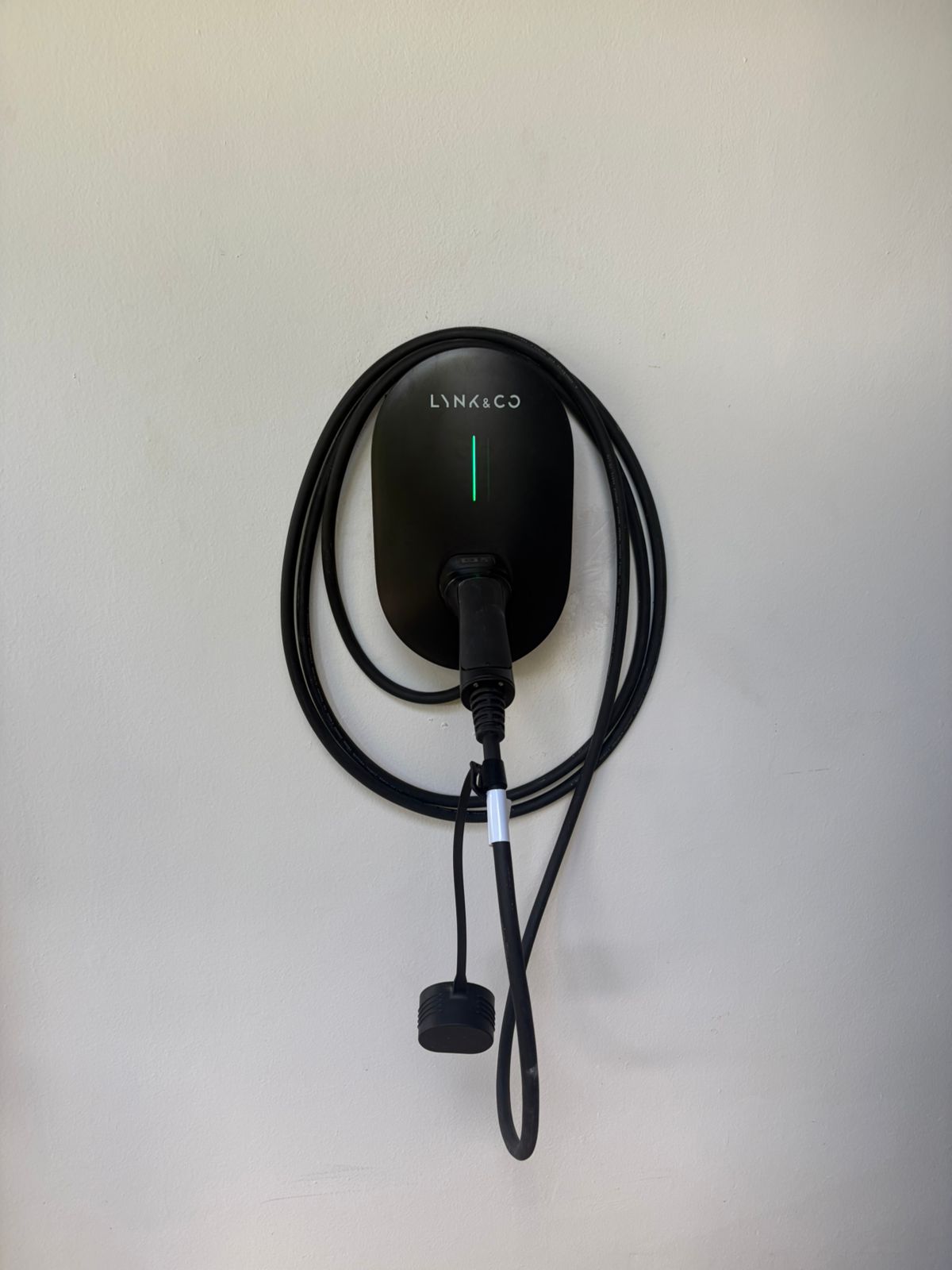Cargador Lynk & Co montado en pared